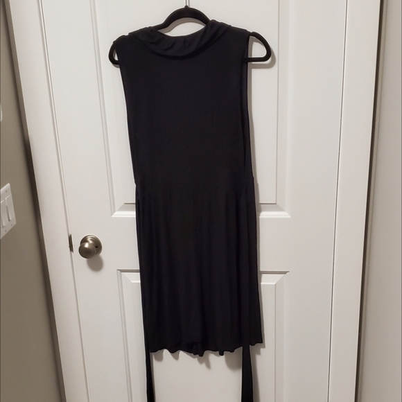 10 $30 🖤 black jersey knee length dress with ruffle v neckline - Picture 9 of 11